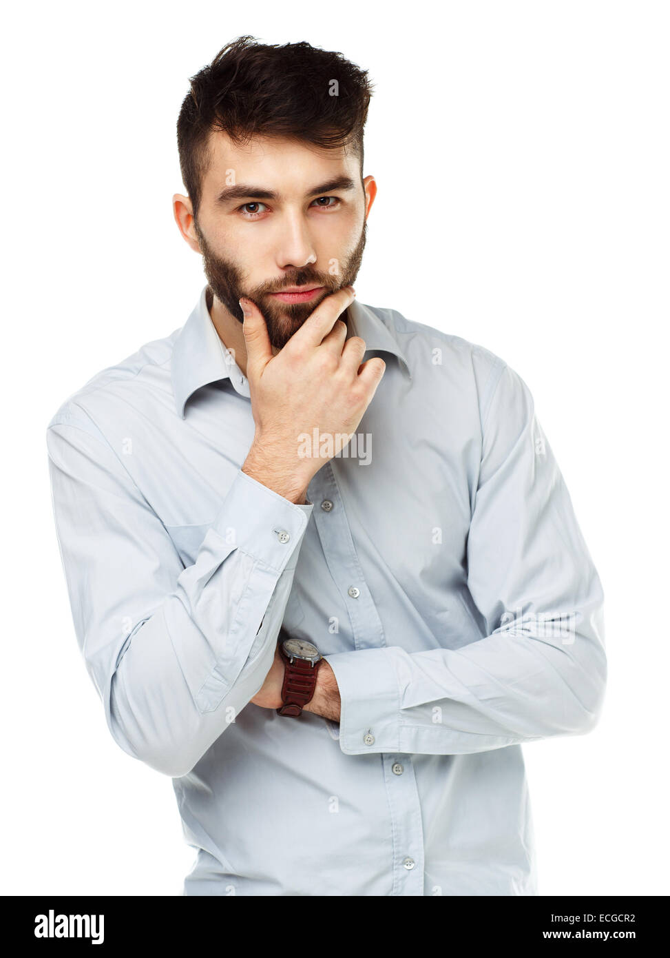 Ein junger bärtiger Mann mit einem ernsten Ausdruck auf seinem Gesicht isoliert auf weißem Hintergrund Stockfoto