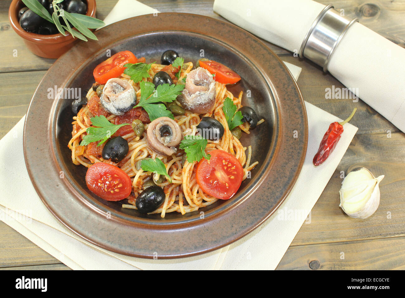 ein Teller Pasta, Oliven, Tomaten, Sardellen und Kapern Stockfoto