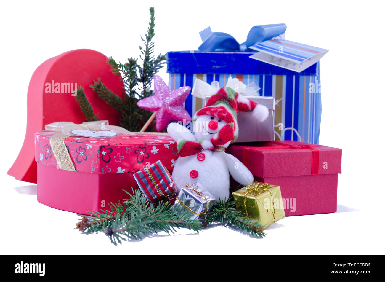 Schneemann und eine Reihe von bunten Silvester Geschenke isoliert auf weißem Hintergrund Stockfoto