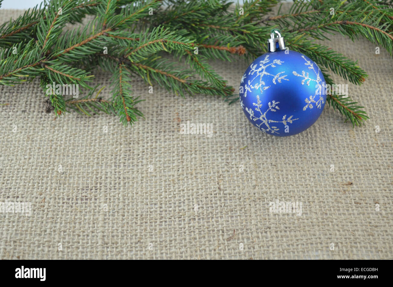 Blaue Weihnachtsdekoration und einem Tannenzweig Stockfoto