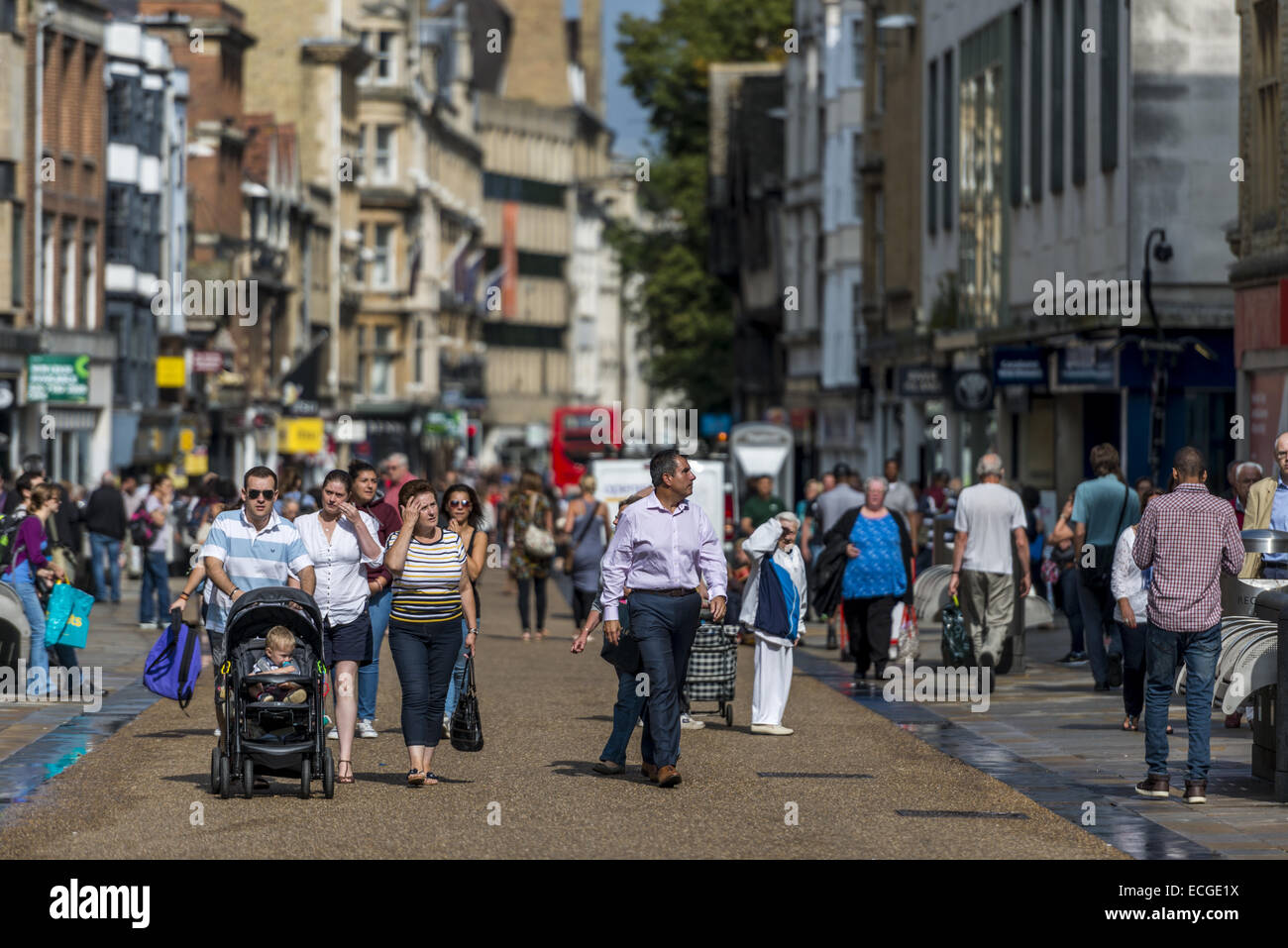 Käufer auch eine Familie mit Kinderwagen hinunter Stadtzentrum Cornmarket Street, Oxford, UK Stockfoto