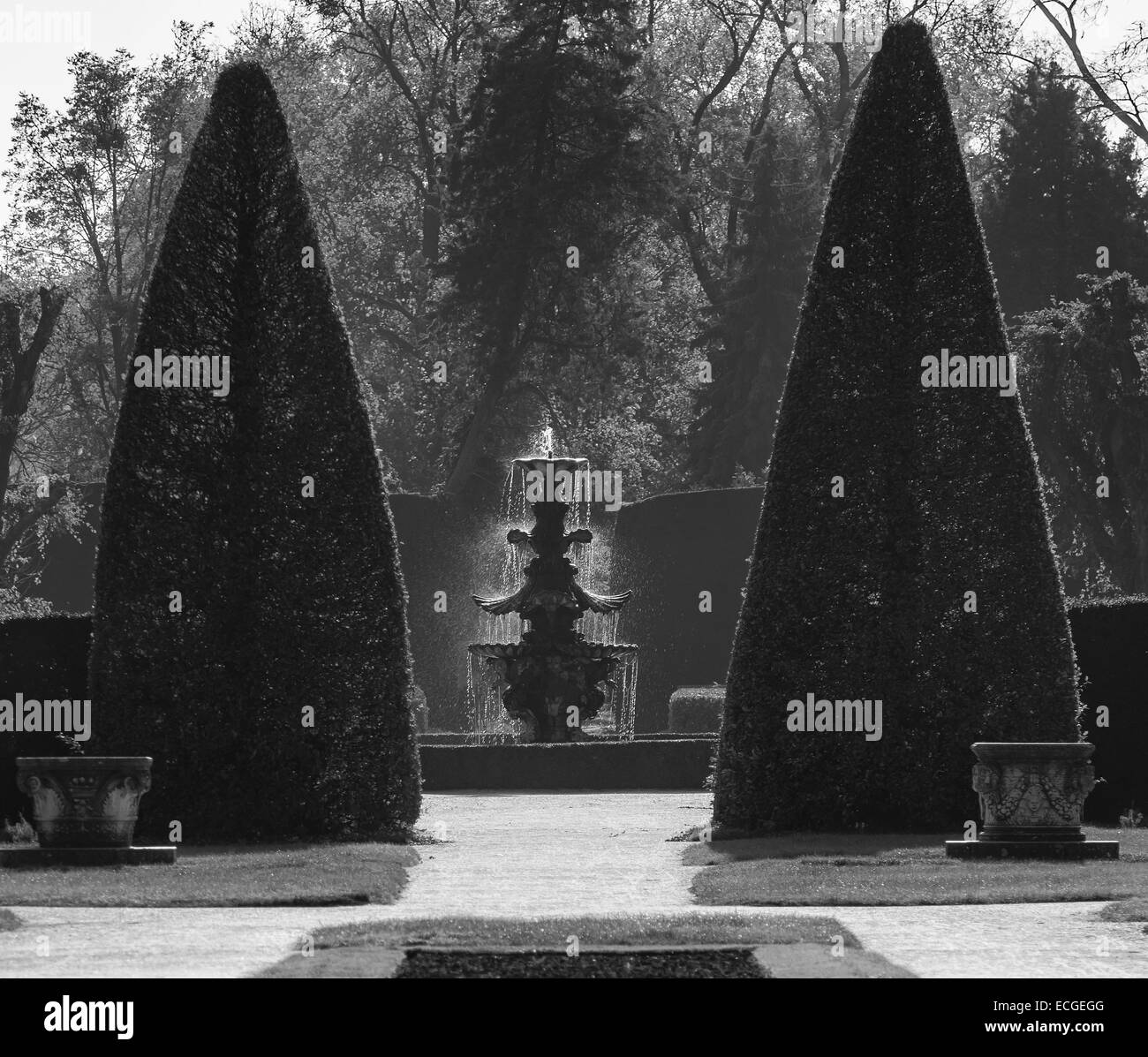 Brunnen in einem englischen Garten in Lednice Stockfoto