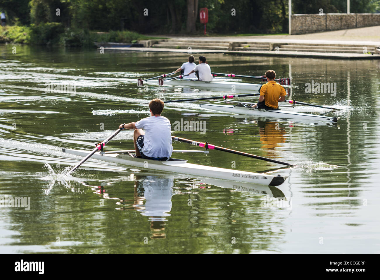 Junge männliche Studenten in Oxford auf der Themse Rudern Stockfoto