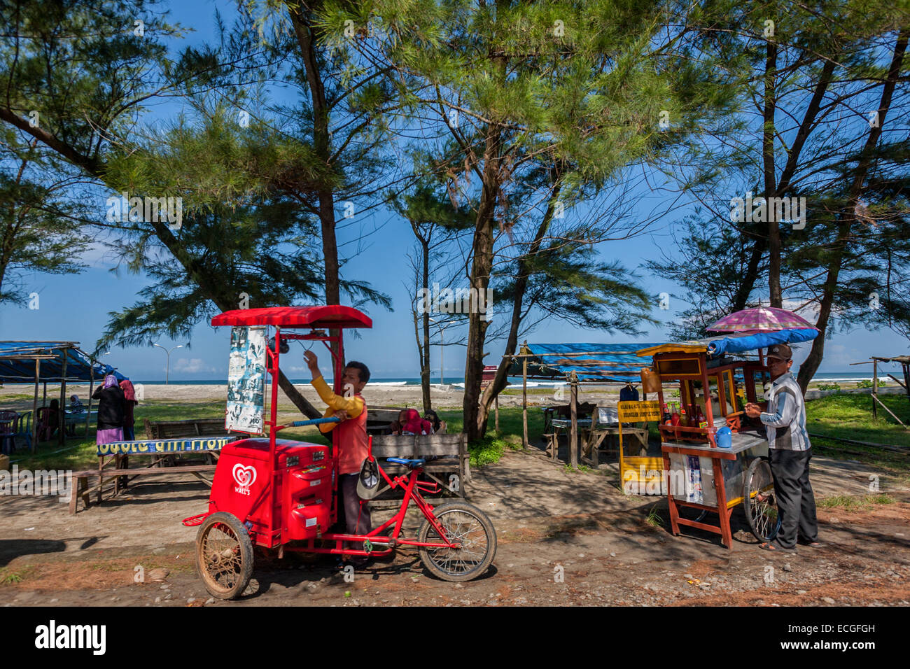 Straße Imbissstände im Küstengebiet von Bengkulu, Sumatra, Indonesien. Stockfoto