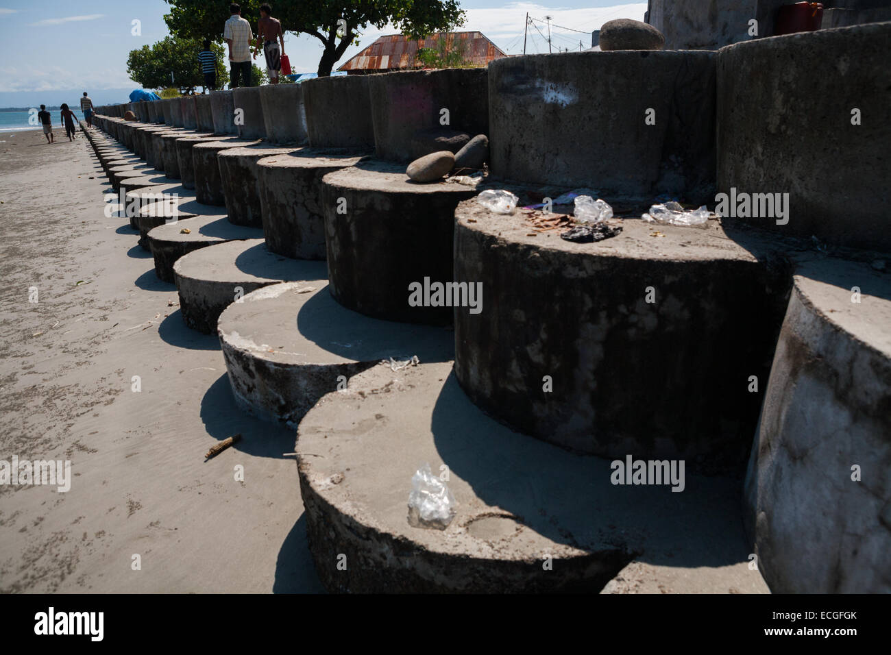 Küstenschutz-Strukturen auf den Strand von Bengkulu Stadt an der Westküste von Sumatra, Indonesien. Stockfoto