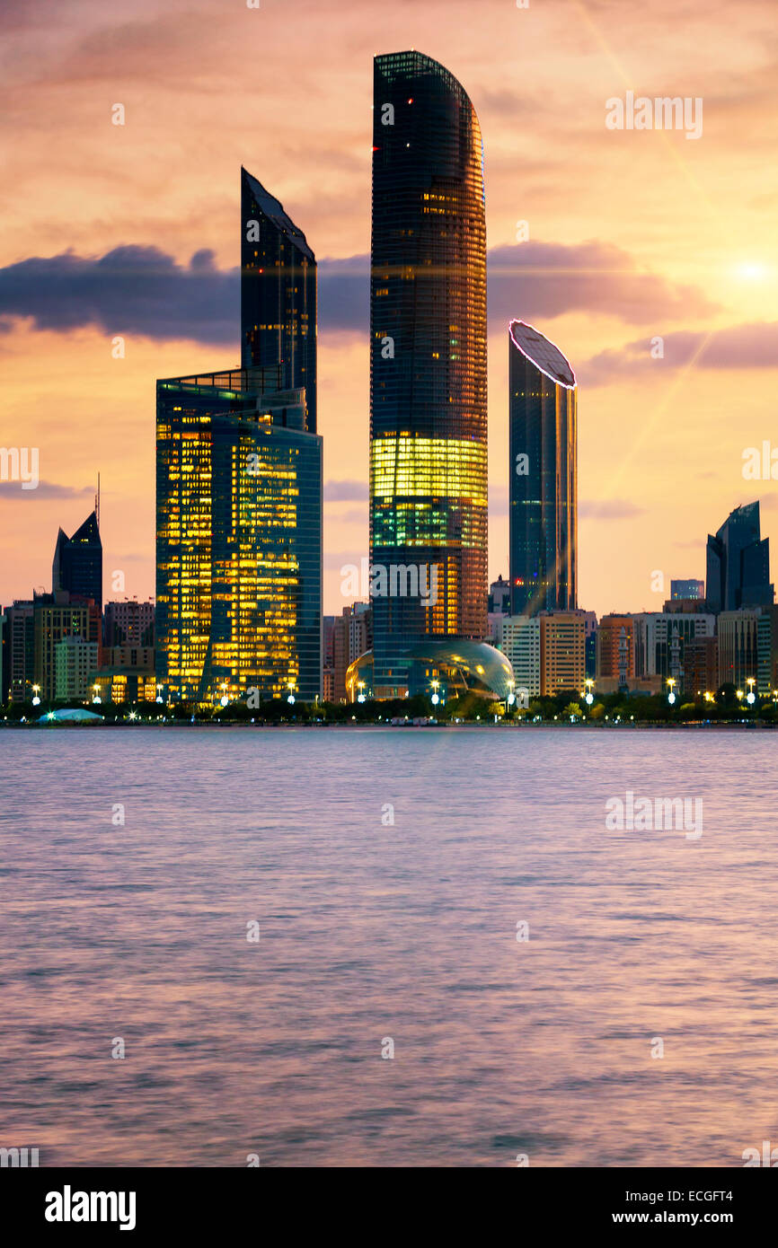 Blick auf Skyline von Abu Dhabi bei Sonnenuntergang, Vereinigte Arabische Emirate Stockfoto