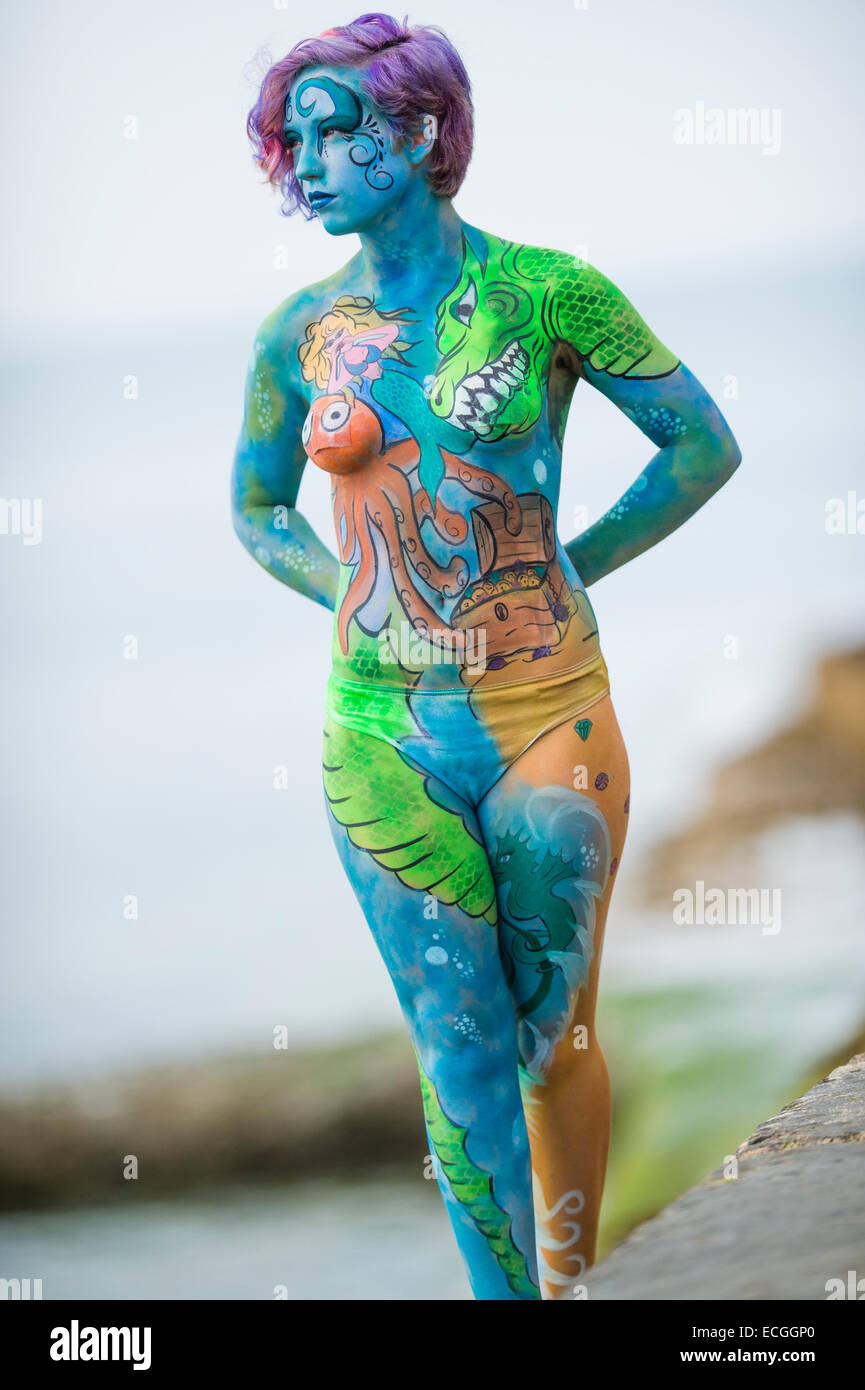 Eine junge Frau-Mädchen-Modell mit ihrem Körper gemalt mit leuchtend bunten Unterwasser Meerestiere und fantastischen Kreaturen, UK Stockfoto