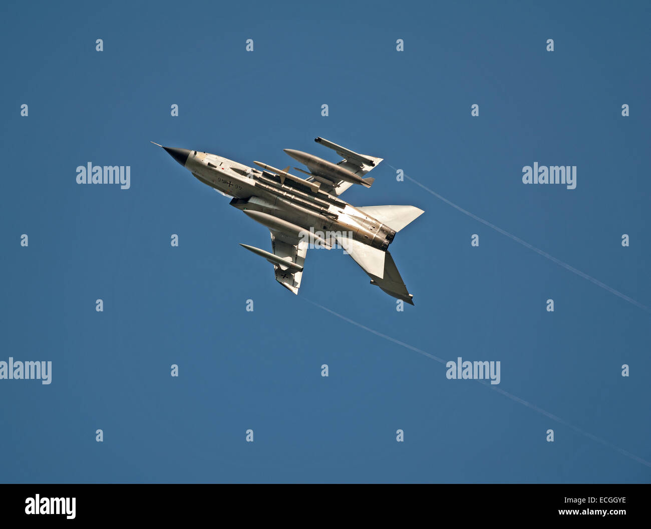 Deutsche Luftwaffe Luftwaffe Panavia Tornado ECR 46 + 46 über RAF Lossiemouth, Moray Schottland.  SCO 9347. Stockfoto