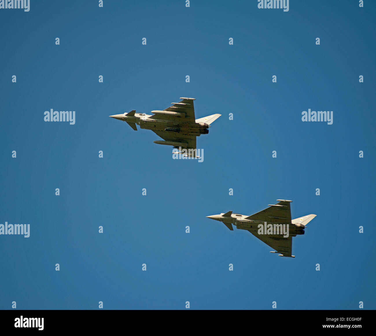 Ein paar Eurofighter FRG4s vorbei an den Flugplatz RAF Lossiemouth, Schottland.  SCO 9358. Stockfoto