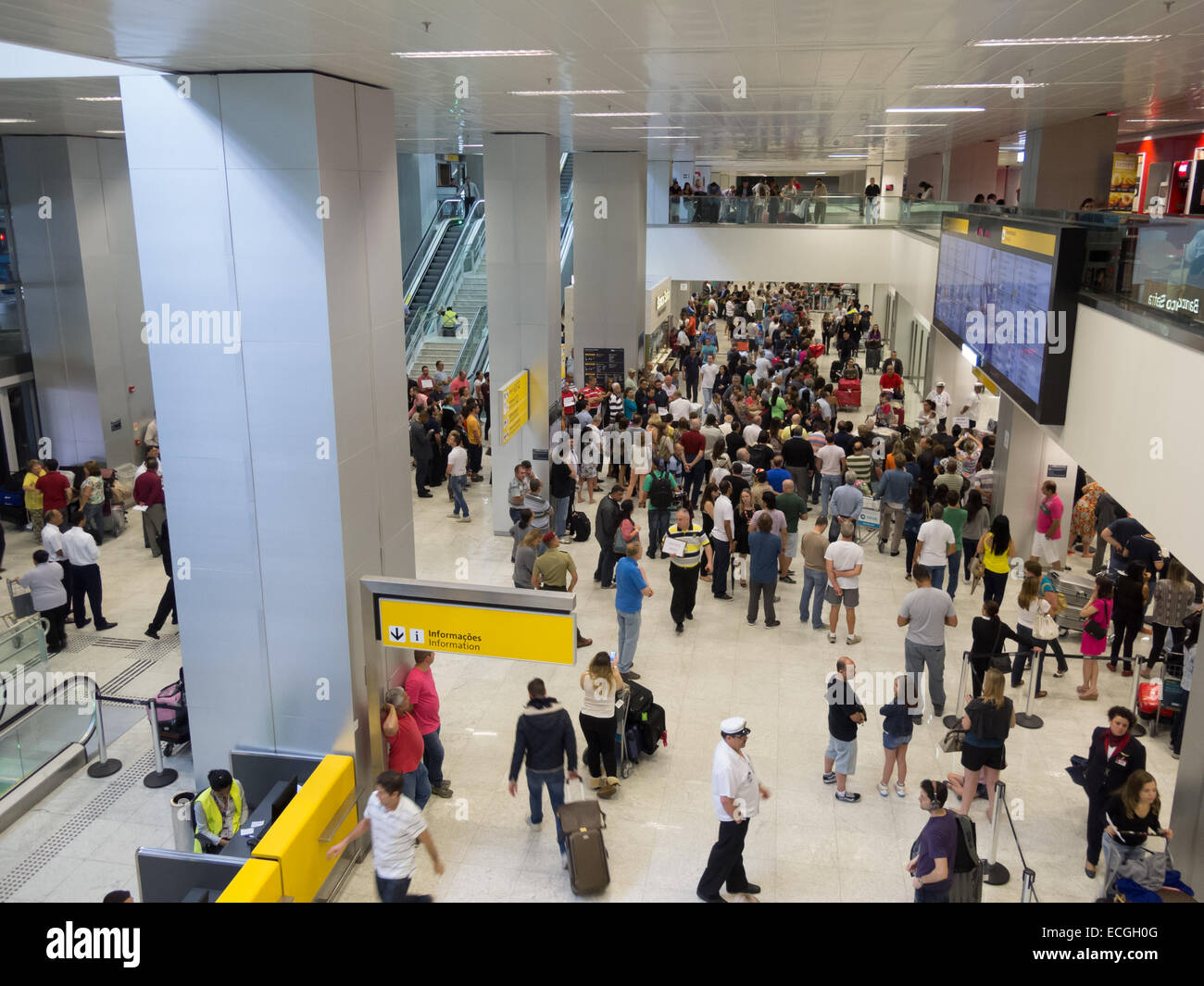 Die Menschen warten auf die Ankunft der Fluggäste, Ankunftsbereich, Terminal 3, internationalen Flughafen Guarulhos, alias Flughafen Cumbica, Sao Paulo, Brasilien Stockfoto