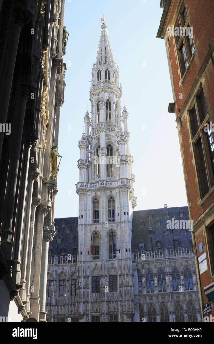 Rathaus von Brüssel, Rathausturm anzeigen zwischen Gebäude Fassade. Brüssel, Belgien Stockfoto