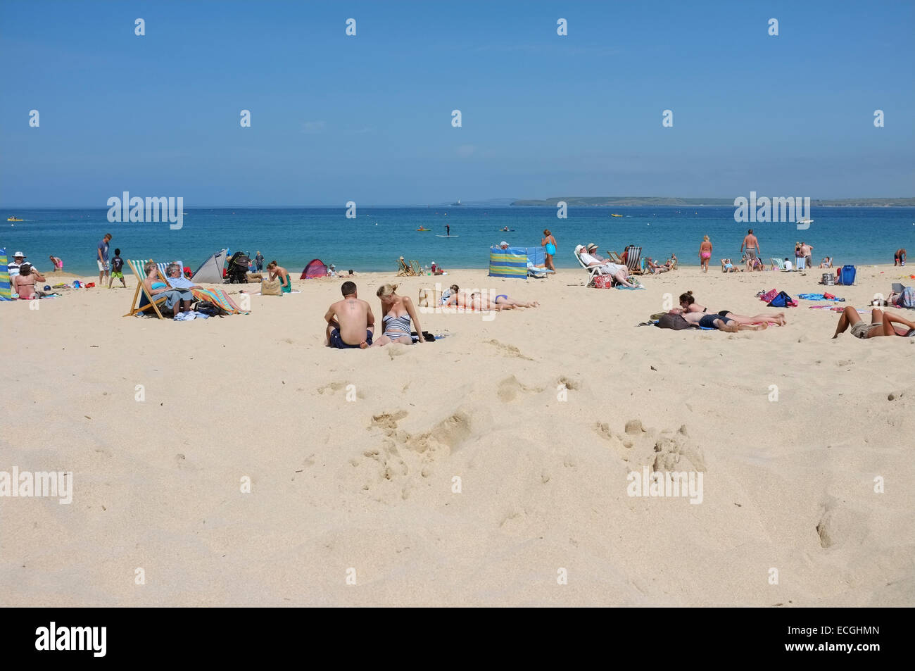 St. Ives, Cornwall: Menschen genießen die Sommersonne am Porthminster Strand von St Ives Stockfoto