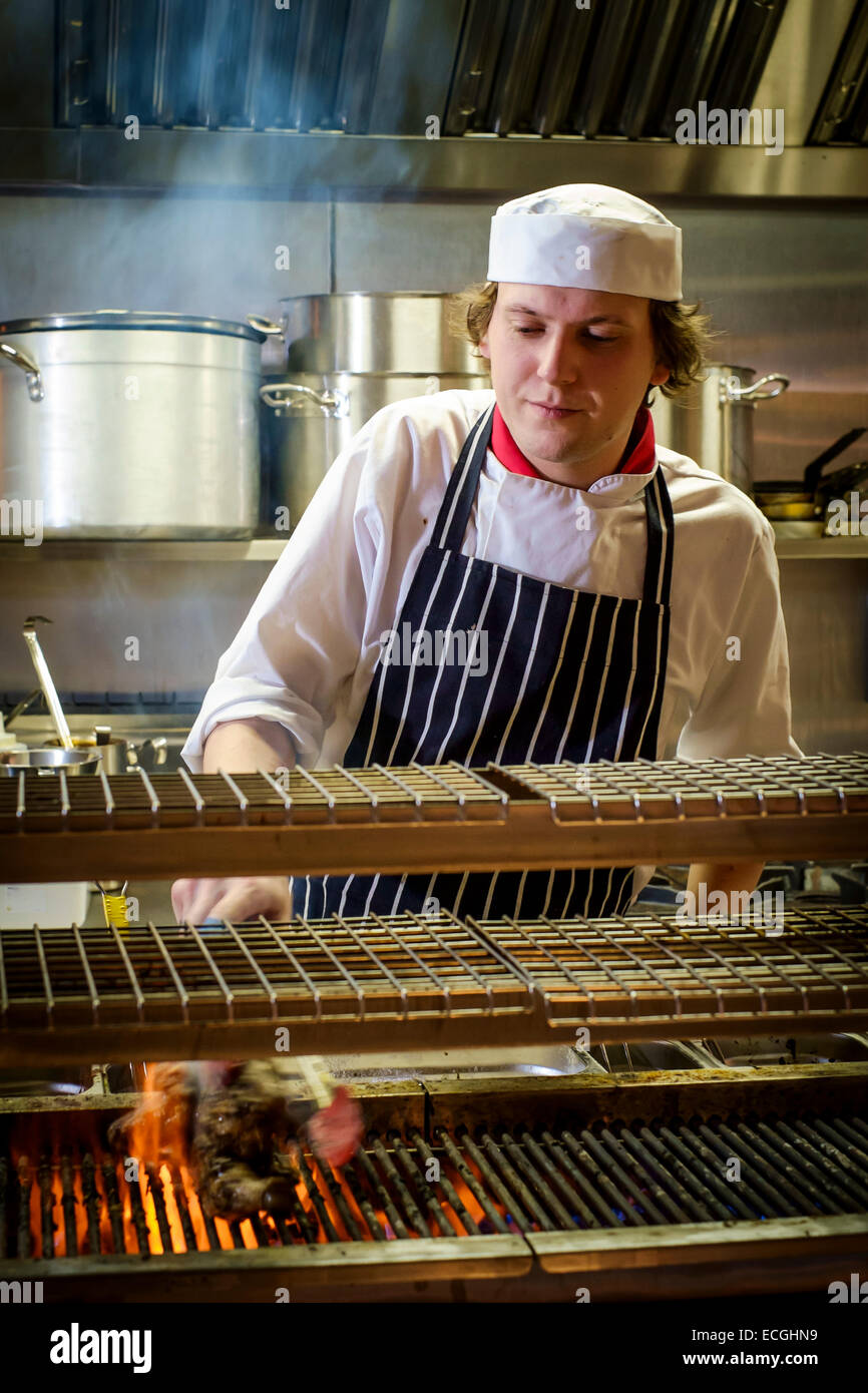 Preston Lancashire: Koch bereitet das Essen im Grill in Turtle Bay restaurant Stockfoto
