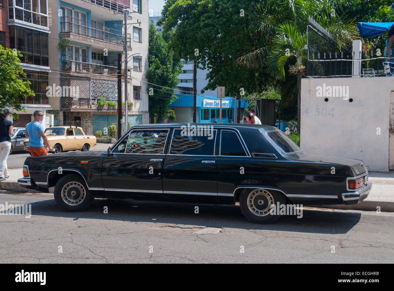 Eine sowjetische Gaz-14 Chaika-Limousine soll ein Geschenk an Castro von Chruschtschow gewesen sein. Das Auto wird jetzt als kubanisches Touristentaxi in Havanna genutzt. Stockfoto