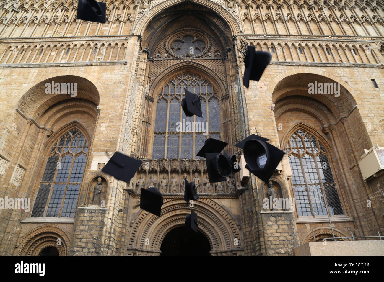 Graduation Caps in Luft bei Lincoln Kathedrale geworfen Stockfoto