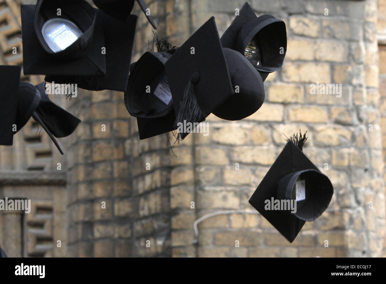 Graduation Caps in Luft bei Lincoln Kathedrale geworfen Stockfoto