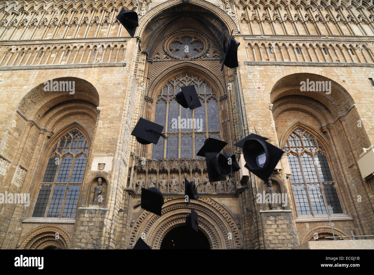 Graduation Caps in Luft bei Lincoln Kathedrale geworfen Stockfoto