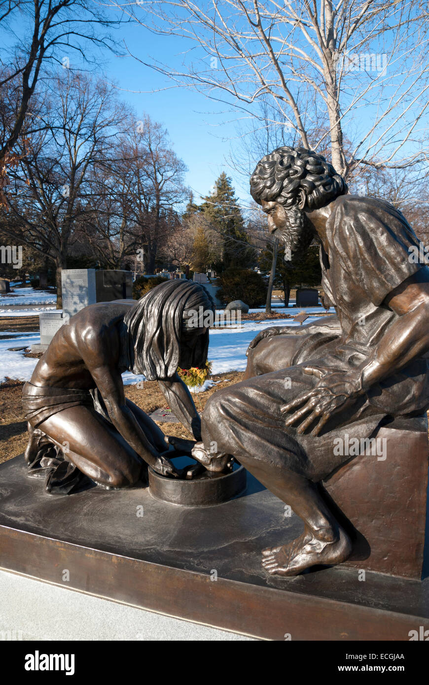 Große und aufwändige Bronze Grab Marker mit dem Titel "Göttliche Diener" von Max Greiner in Mount Pleasant Friedhof Toronto Kanada Stockfoto