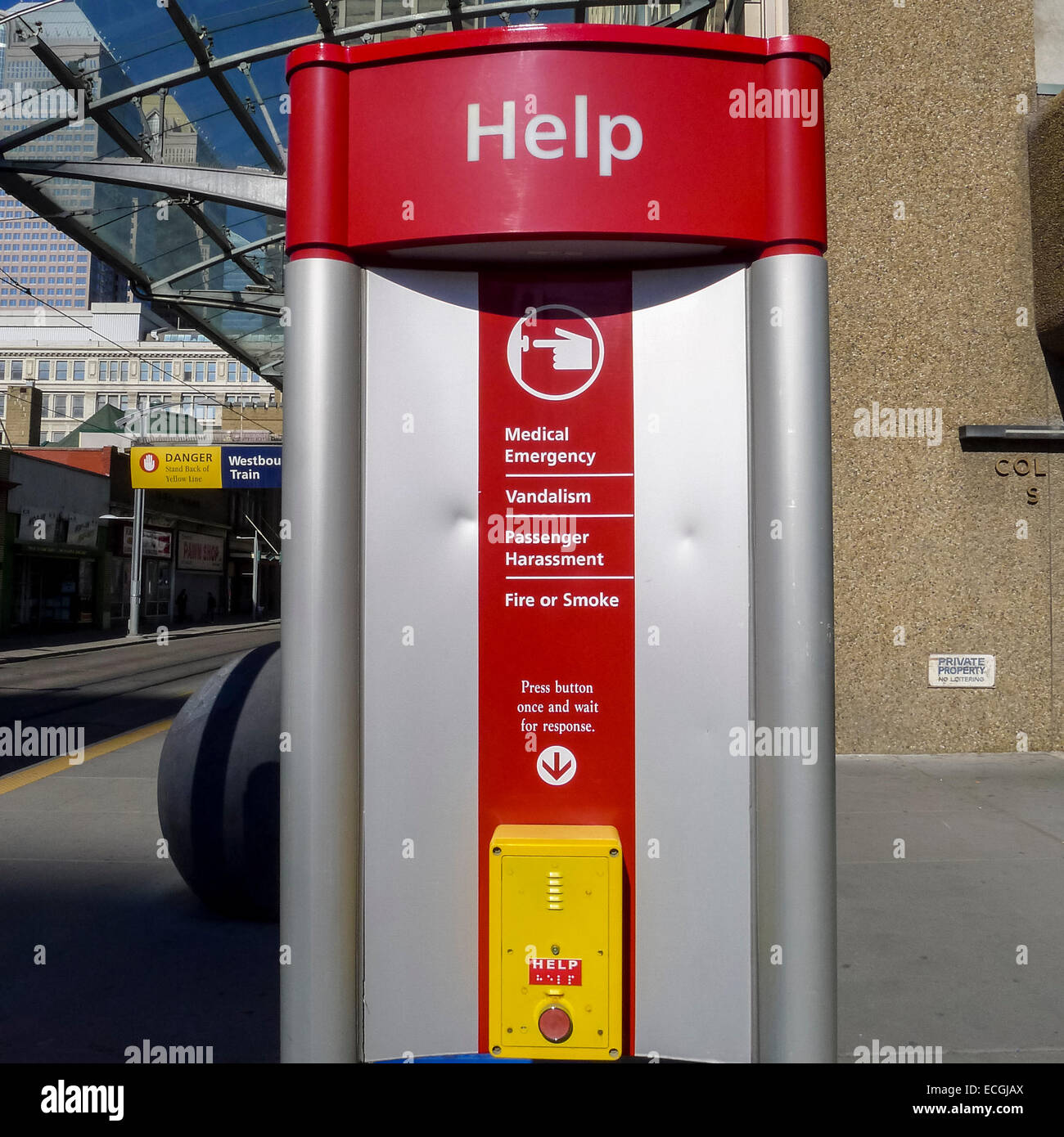 Ein Panik-Knopf auf der Plattform des LRT-System in Calgary Alberta Kanada Stockfoto