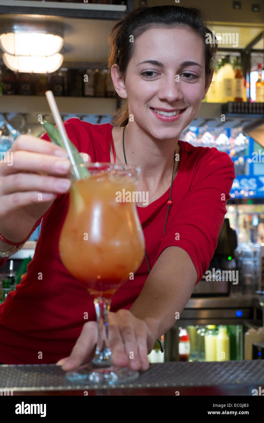 Weiblichen Barkeeper cocktail servieren Stockfoto