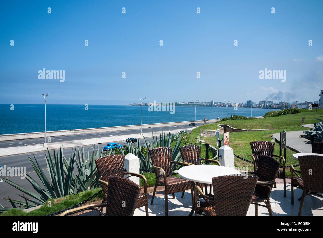 Die Terrasse des historischen Hotel Nacional de Cuba mit Blick auf die Floridastraße und Malecon Vedado Havanna Kuba. Stockfoto