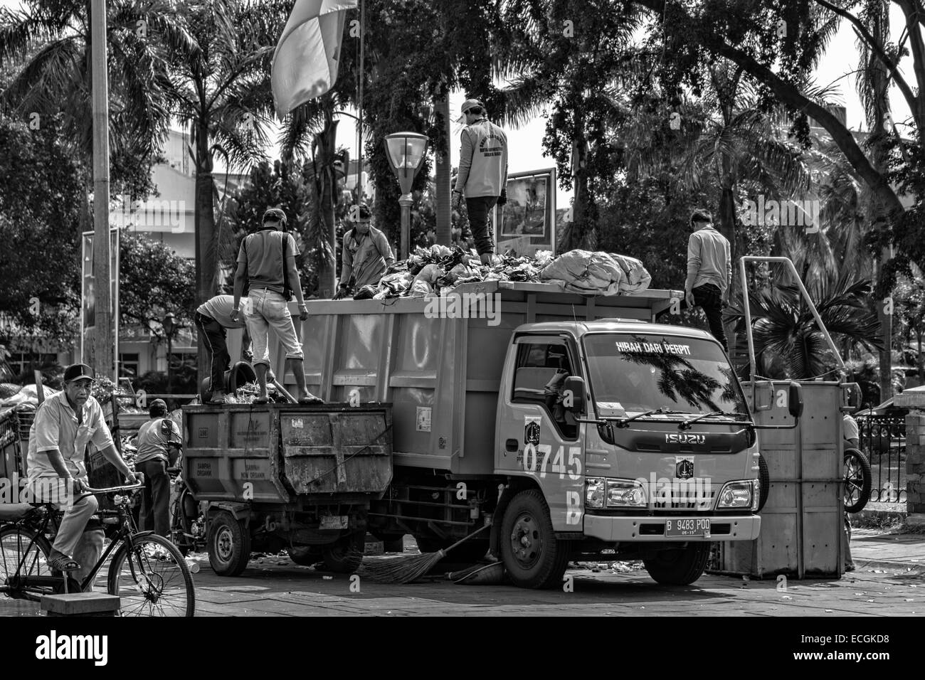 Straßenreinigung sind den Müll aufräumen, die auf Fatahillah Square, Jakarta, Indonesien zurückgelassen wurde. Stockfoto