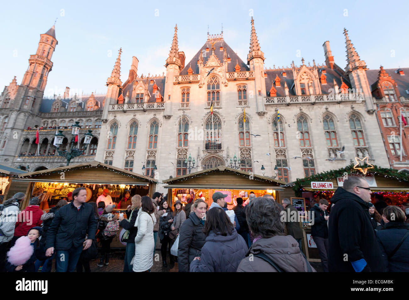 Leute am Stall, Brügge Weihnachtsmarkt, Marktplatz (Marktplatz), Brügge City shopping centre Belgien Europe Stockfoto