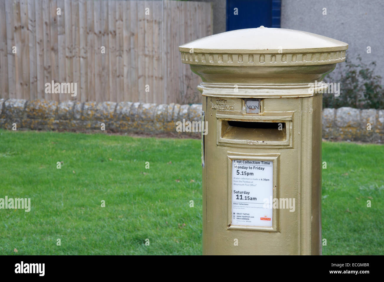 Royal Mail Gold Briefkasten zu Feiern, eine Goldmedaille bei den  Olympischen Spielen 2012 in Stratford-upon-Avon, Warwickshire, England,  Großbritannien Stockfotografie - Alamy