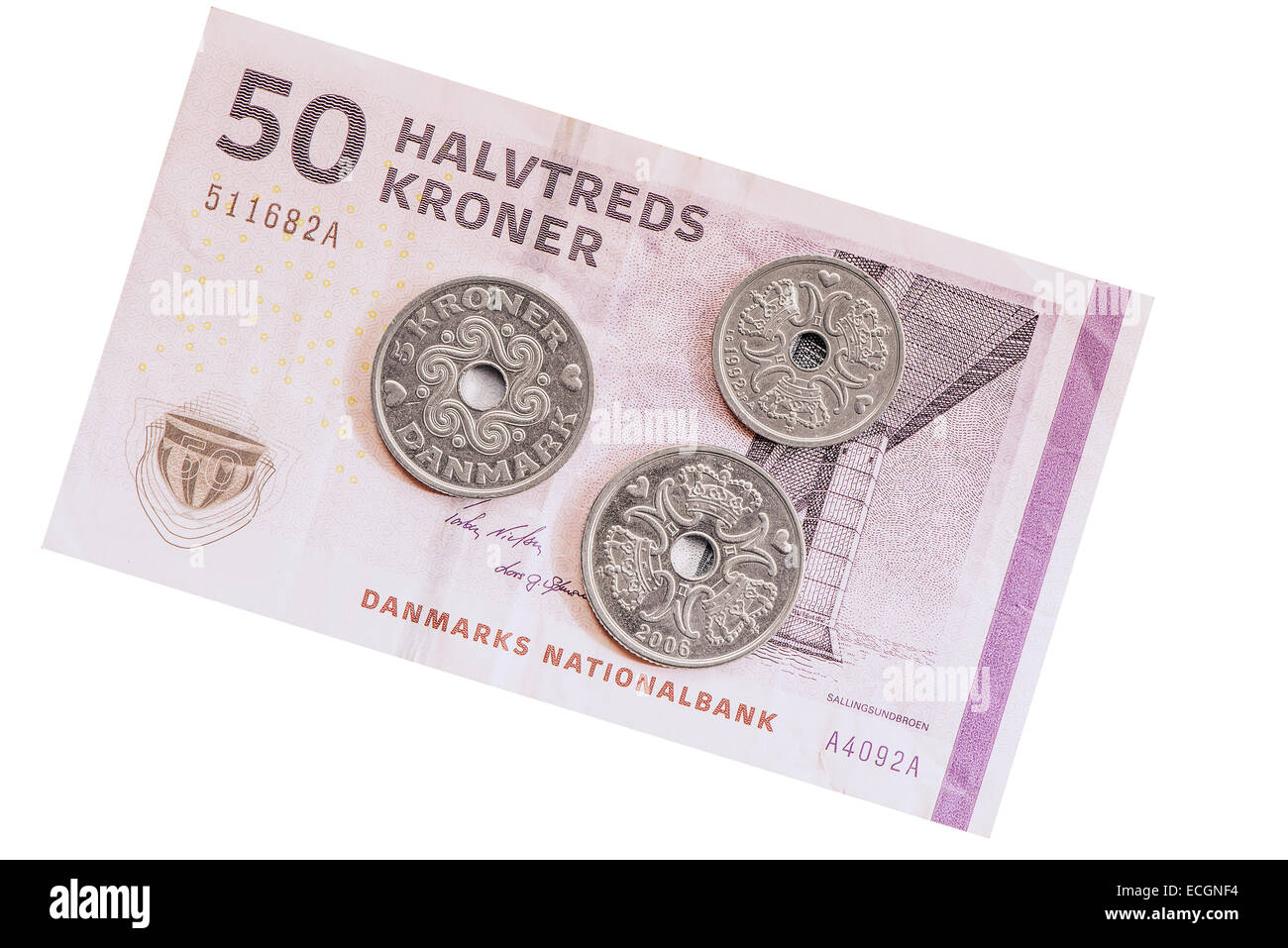 Dänische Münzen auf fünfzig Krones Banknote Hintergrund. Stockfoto