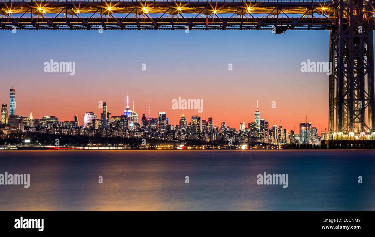 New York Skyline bei Sonnenuntergang umrahmt von George-Washington-Brücke Stockfoto