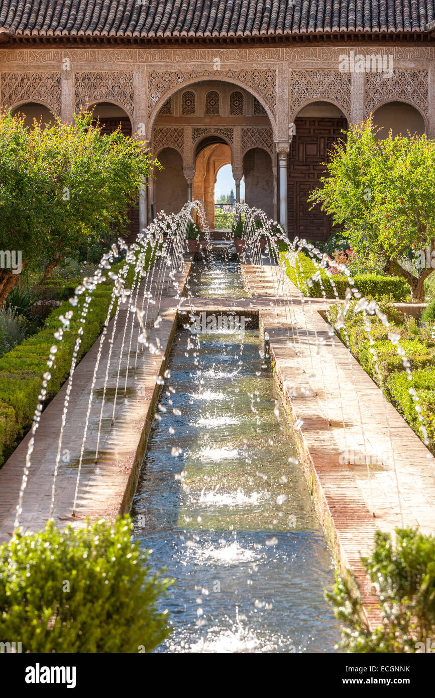 Granada Spanien, Palacio de Generalife Palast Patio De La Acequia Wasserkanal oder Wasser-Garten-Innenhof mit Brunnen, Brunnen Stockfoto