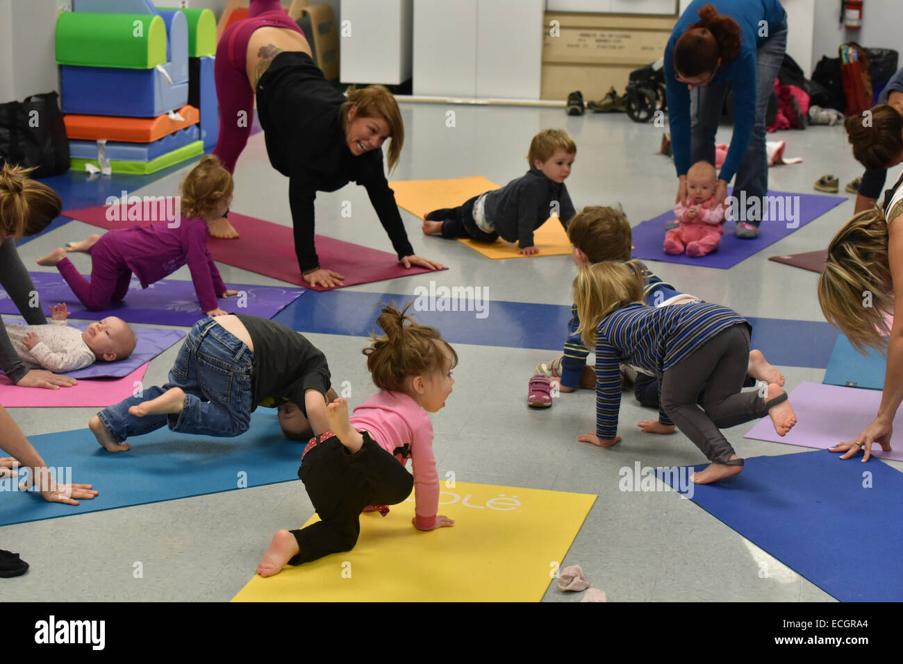 Säuglinge, die Yoga in der Kindertagesstätte zu tun Stockfoto
