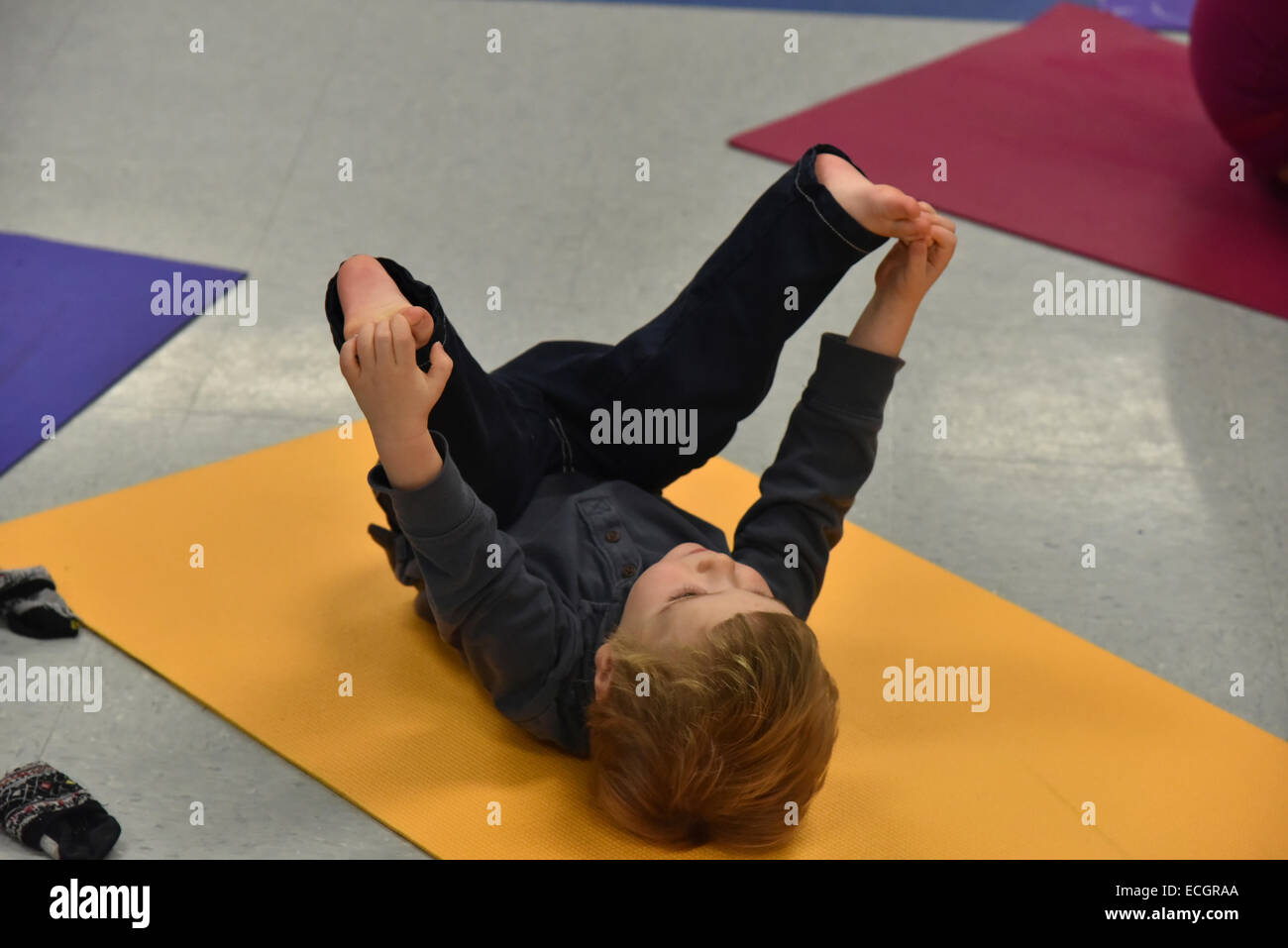 Baby Yoga in der Kindertagesstätte zu tun Stockfoto
