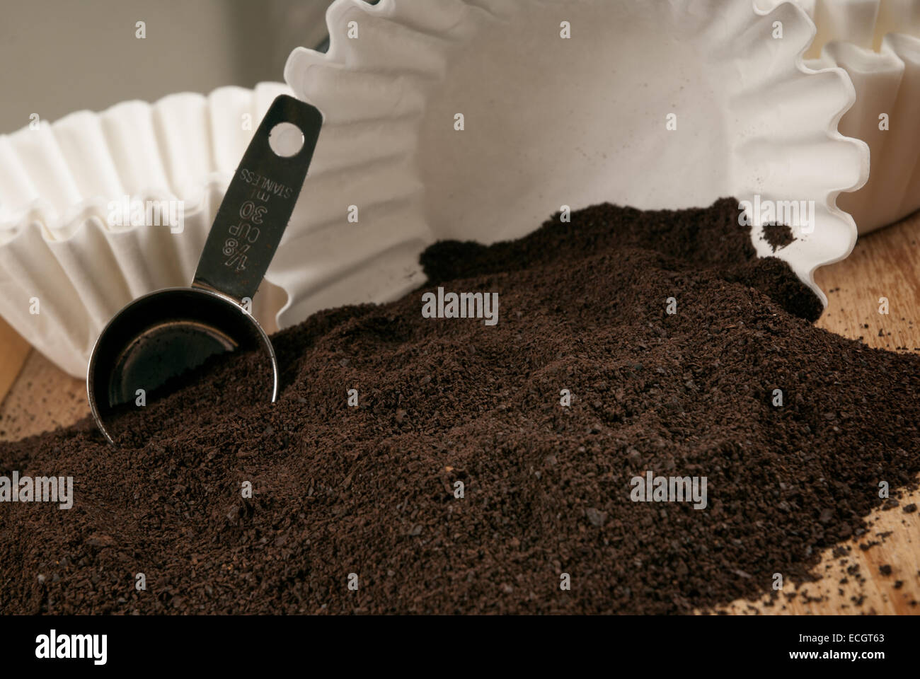 Gemahlenen Kaffee mit Schaufel und Filter Stockfoto