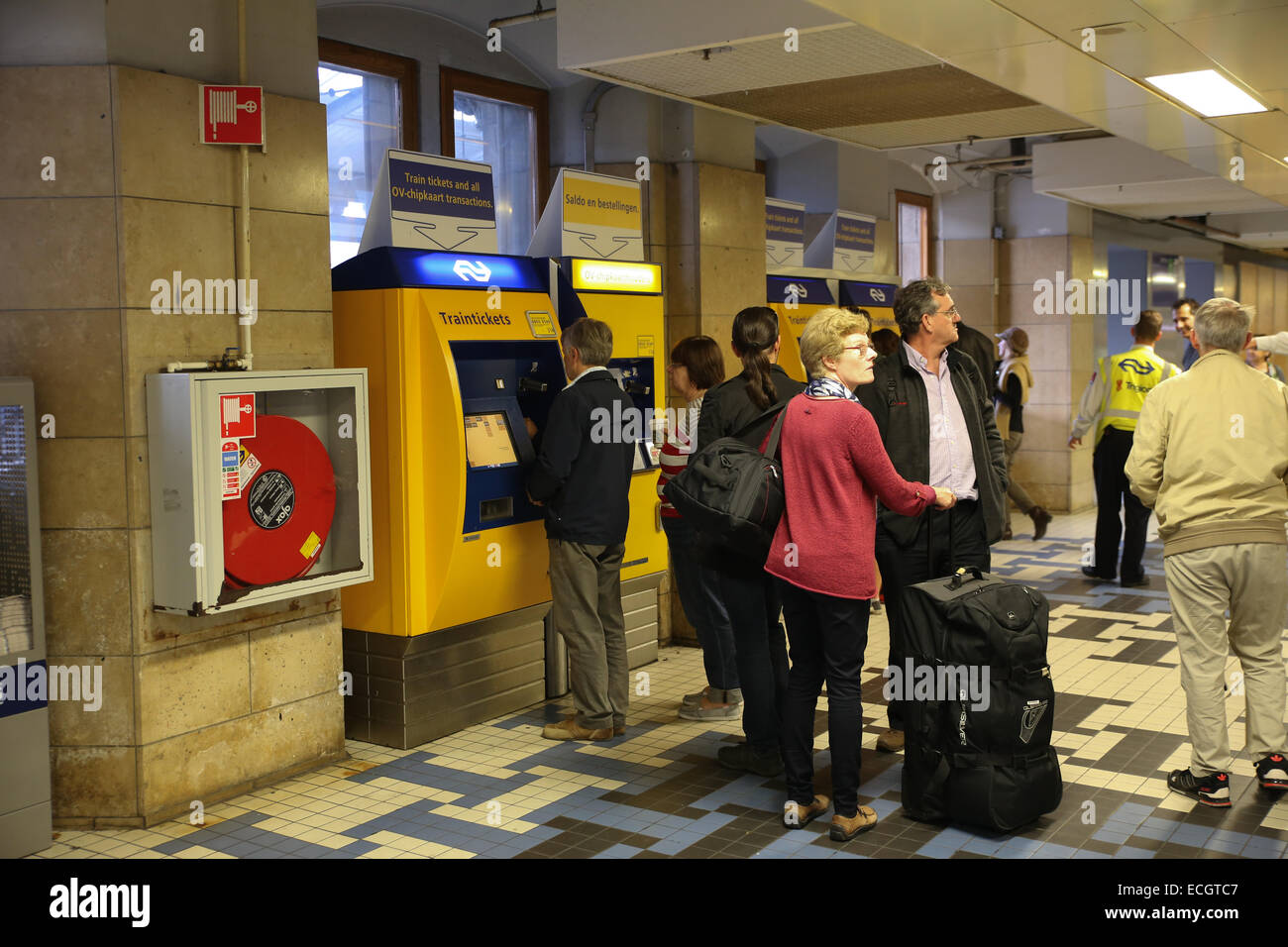 Touristen warten Zug Ticket lineup Stockfoto