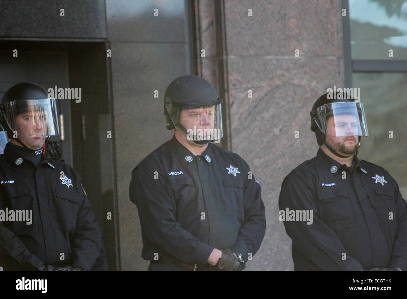 Boston, Massachusetts, USA. 13. Dezember 2014. Law Enforcement Offiziere Stand vor der Nashua Street Gefängnis während der Millionen März rally in Boston, Massachusetts, USA. Der Protest, wie in anderen Städten in den Vereinigten Staaten an diesem Tag ist in Reaktion auf den letzten Grand Jury-Urteile nicht anklagend die Polizisten, die unbewaffnete schwarze Männer Michael Brown und Eric Garner getötet, und die langjährigen Probleme des Rassismus und Polizei Brutalität. Bildnachweis: Susan Pease/Alamy Live-Nachrichten Stockfoto