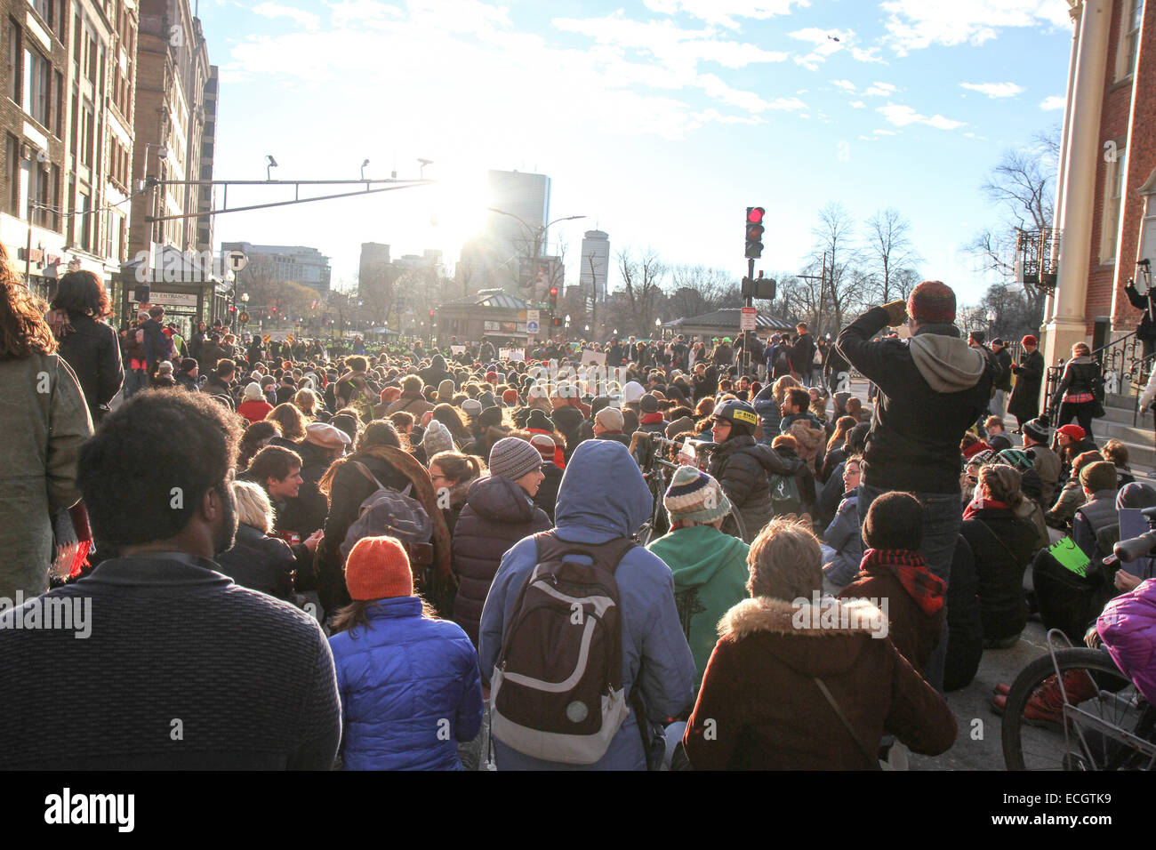 Boston, Massachusetts, USA. 13. Dezember 2014. Millionen-Rallye März in Boston, Massachusetts, USA.  Der Protest, wie in anderen Städten in den Vereinigten Staaten an diesem Tag ist in Reaktion auf den letzten Grand Jury-Urteile nicht anklagend die Polizisten, die unbewaffnete schwarze Männer Michael Brown und Eric Garner getötet, und die langjährigen Probleme des Rassismus und Polizei Brutalität. Bildnachweis: Susan Pease/Alamy Live-Nachrichten Stockfoto