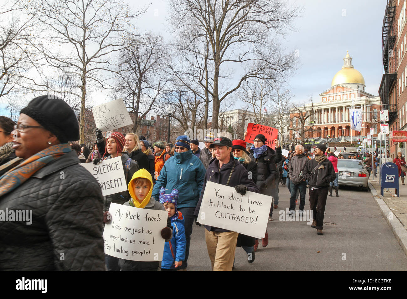 Boston, Massachusetts, USA. 13. Dezember 2014. Nach einem Treffen der Massachusetts State House und Lautsprecher anhören, beginnen Demonstranten ihren Spaziergang durch die Straßen Millionen Rallye März in Boston, Massachusetts, USA.  Der Protest, wie in anderen Städten in den Vereinigten Staaten an diesem Tag ist in Reaktion auf den letzten Grand Jury-Urteile nicht anklagend die Polizisten, die unbewaffnete schwarze Männer Michael Brown und Eric Garner getötet, und die langjährigen Probleme des Rassismus und Polizei Brutalität. Bildnachweis: Susan Pease/Alamy Live-Nachrichten Stockfoto