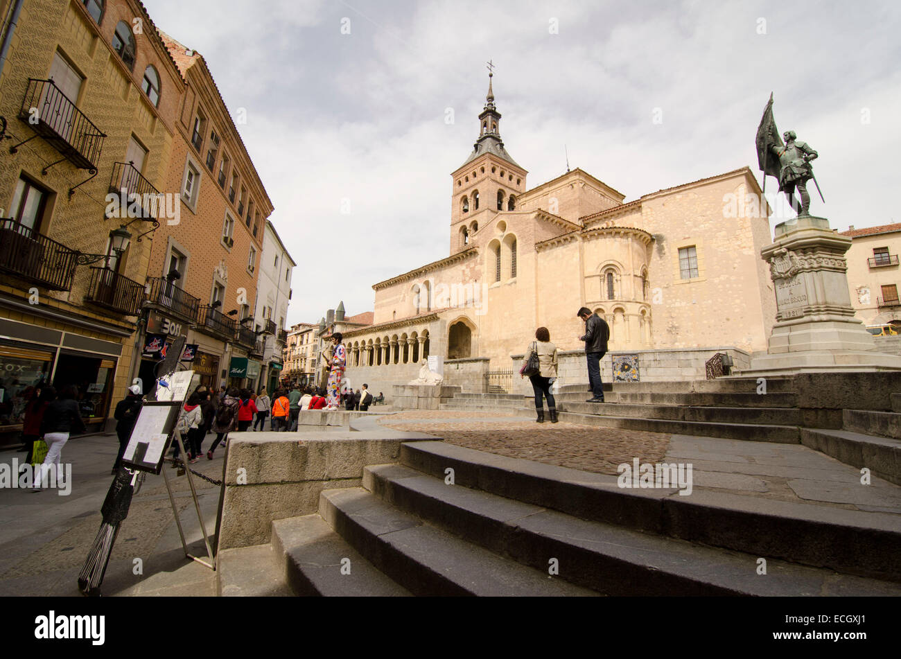 SEGOVIA, Spanien - 3. März 2013: Menschen in einer Straße in Segovia. Mit der nahe gelegenen Madrid ist Segovia ein beliebtes Ausflugsziel für kleine Stockfoto