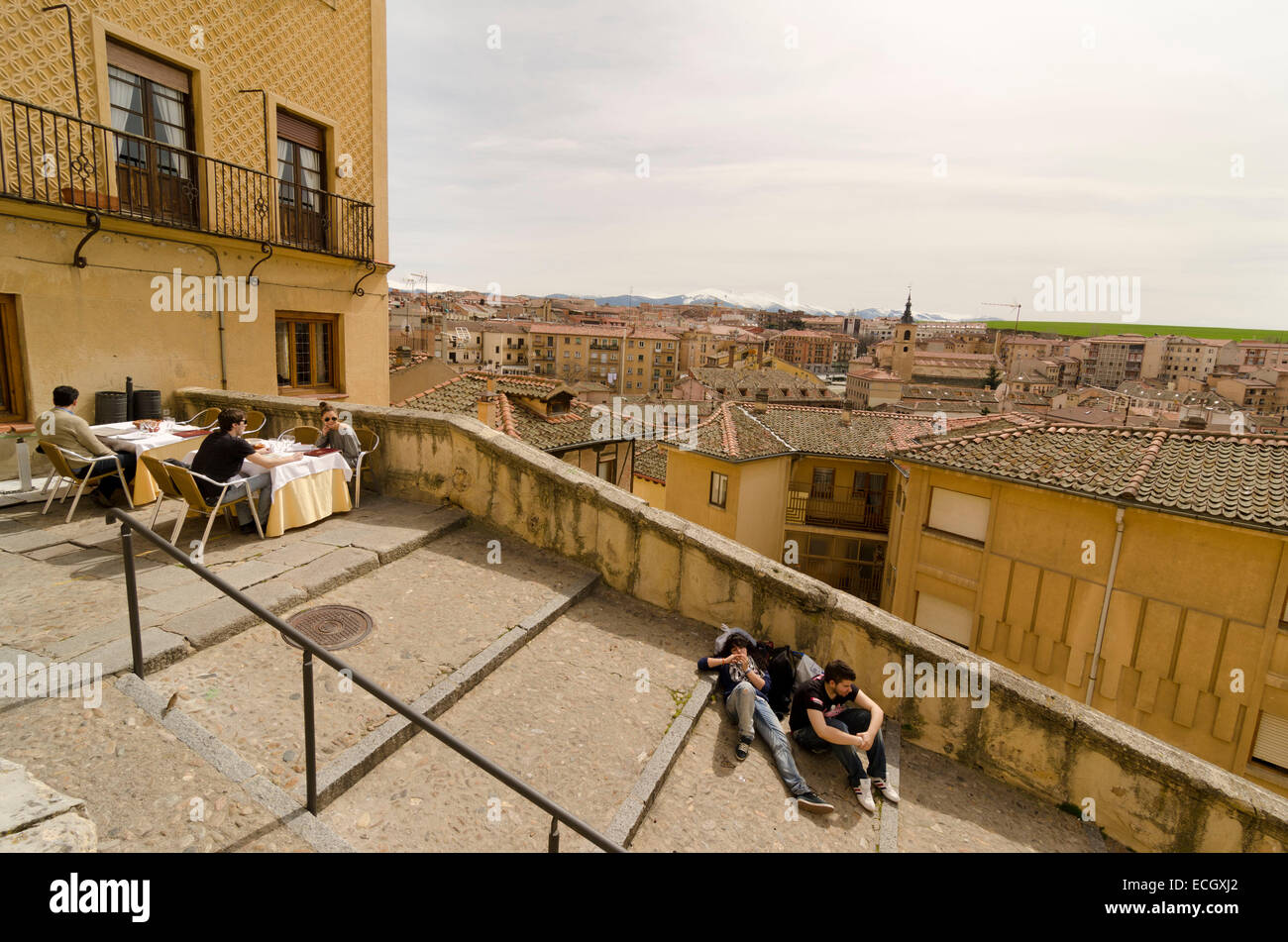 SEGOVIA, Spanien - 3. März 2013: Menschen in einem Restaurant in Segovia. Mit der nahe gelegenen Madrid ist Segovia ein beliebtes Ziel für Stockfoto