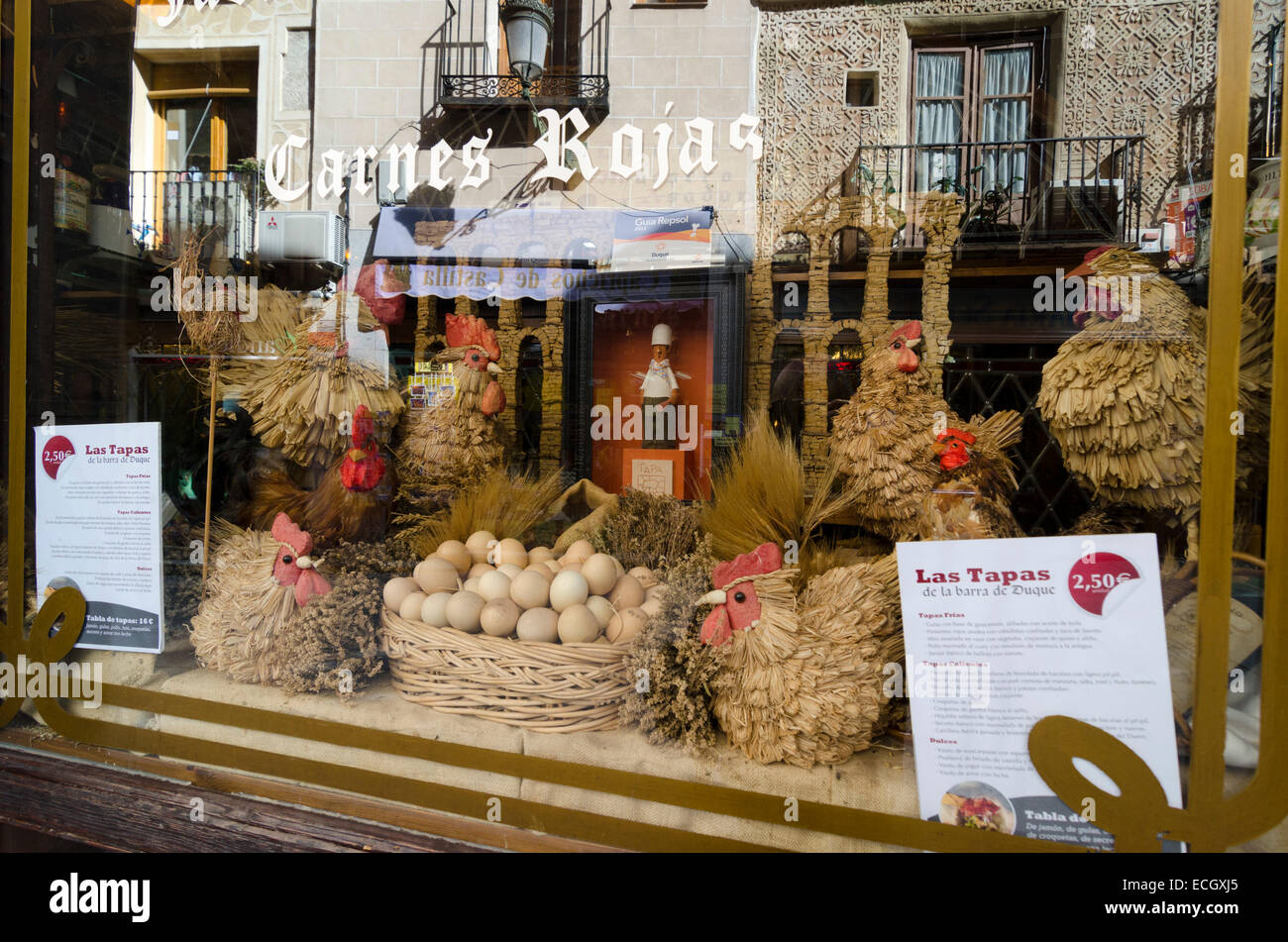 SEGOVIA, Spanien - 3. März 2013: Fenster eines Restaurants in Segovia. Mit der nahe gelegenen Madrid ist Segovia ein beliebtes Ziel für Stockfoto