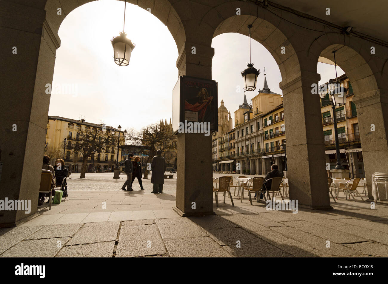 SEGOVIA, Spanien - 3. März 2013: Menschen in Hauptplatz in Segovia. Mit der nahe gelegenen Madrid ist Segovia ein beliebtes Ziel für s Stockfoto