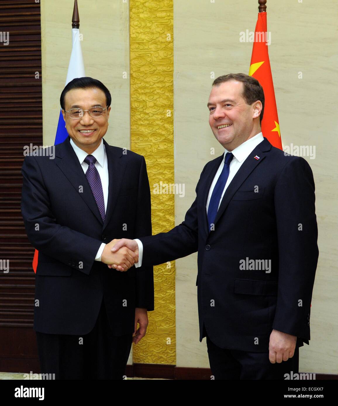 Astana, Kasachstan. 15. Dezember 2014. Chinesischer Premier Li Keqiang (L) trifft sich mit russischen Premierminister Dmitry Medvedev in Astana, Kasachstan, 15. Dezember 2014. Bildnachweis: Rao Aimin/Xinhua/Alamy Live-Nachrichten Stockfoto