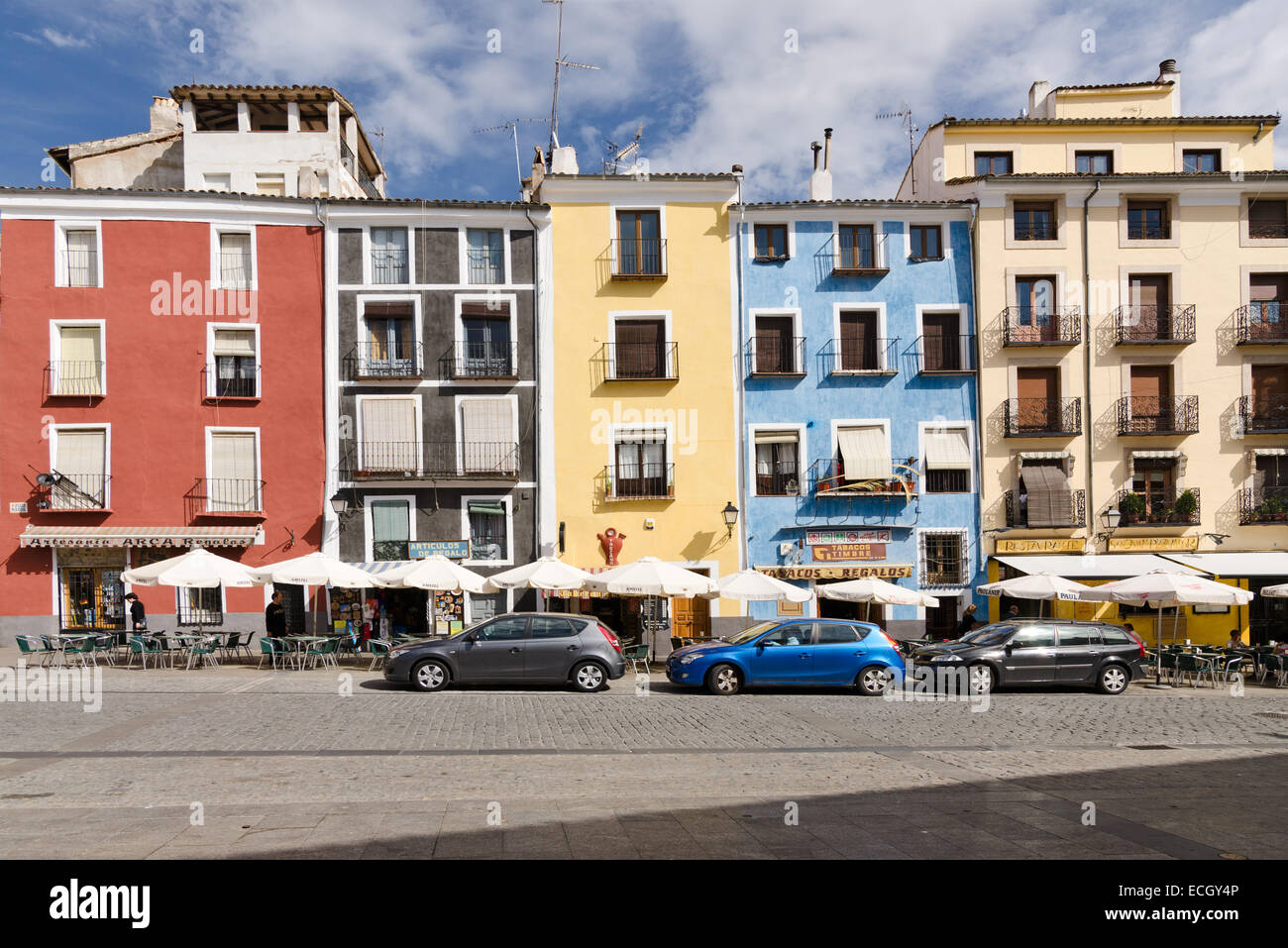 CUENCA, Spanien - 15. April 2013: Restaurant-Terrassen mit Blick auf die bunten Häuser des Platzes von Cuenca, Spanien Stockfoto