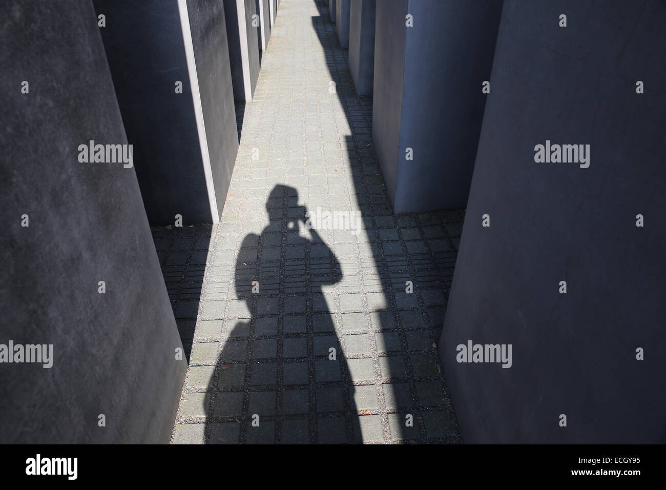 Mann Schatten Holocaust Memorial Deutschland Berlin Europa Stockfoto