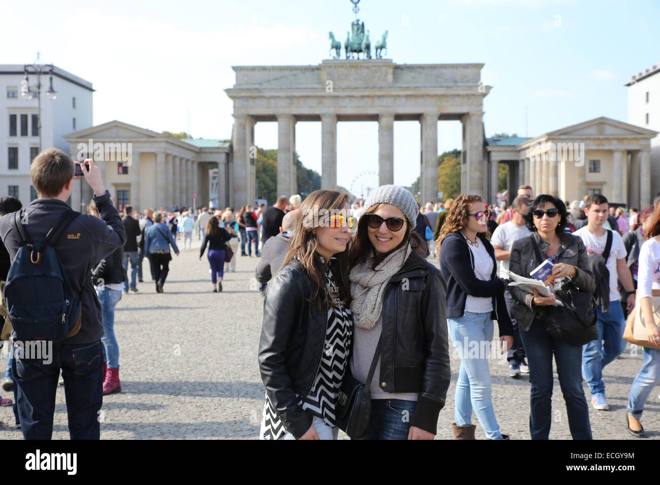 schöne junge weibliche Frau Tourist Berlin Brandenburger Tor Stockfoto