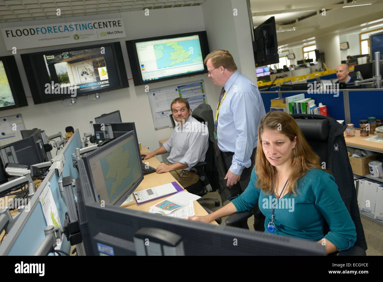 UK Met Office - Mitarbeiter arbeiten bei der gemeinsamen Umweltagentur / Met Office Hochwasservorhersage Zentrum Stockfoto