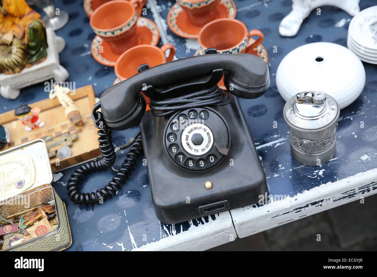 schwarzen rotary Antique Telefon Flohmarkt Deutschland Stockfoto