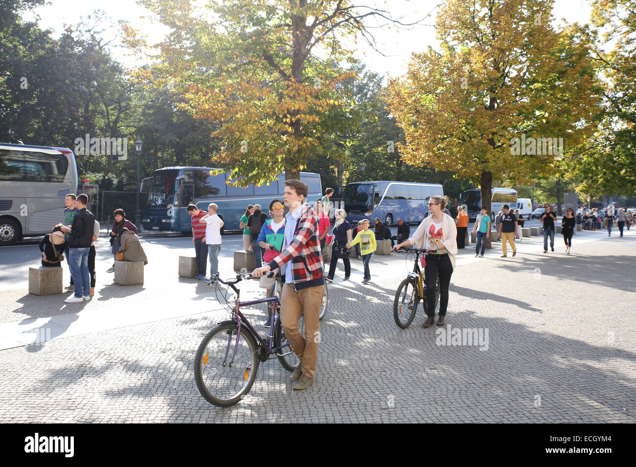 junger Mann Frau zu Fuß Fahrrad im Freien ausüben Touristen Deutschland Europa Stockfoto
