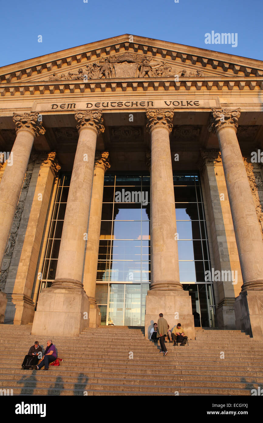 Reichstagsgebäude Eingang Spalten Berlin Sonnenuntergang Stockfoto